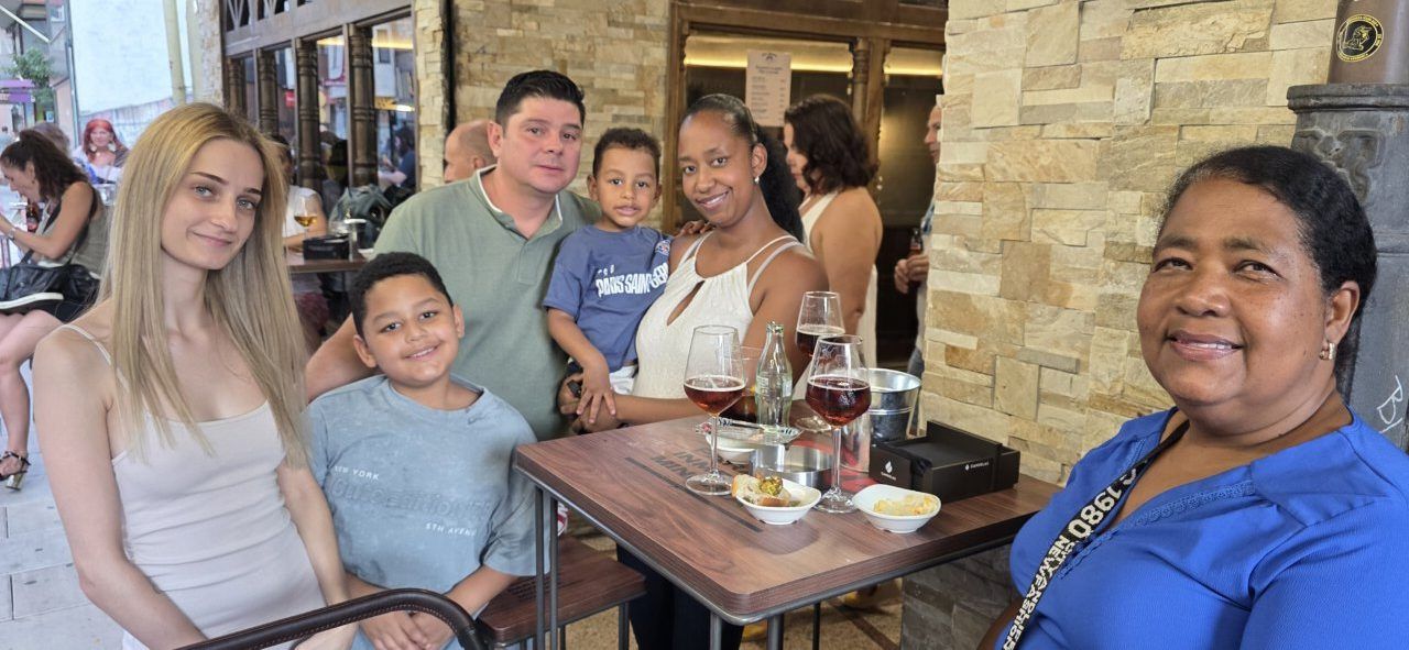 Grupo de personas disfrutando en la terraza Malumba de Ponferrada