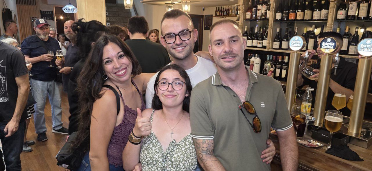 Grupo de amigos disfrutando en el evento Lío x Pavlenha en Malumba