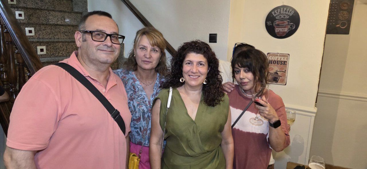 Grupo de personas disfrutando en la terraza Malumba durante el evento de Pavlenha.
