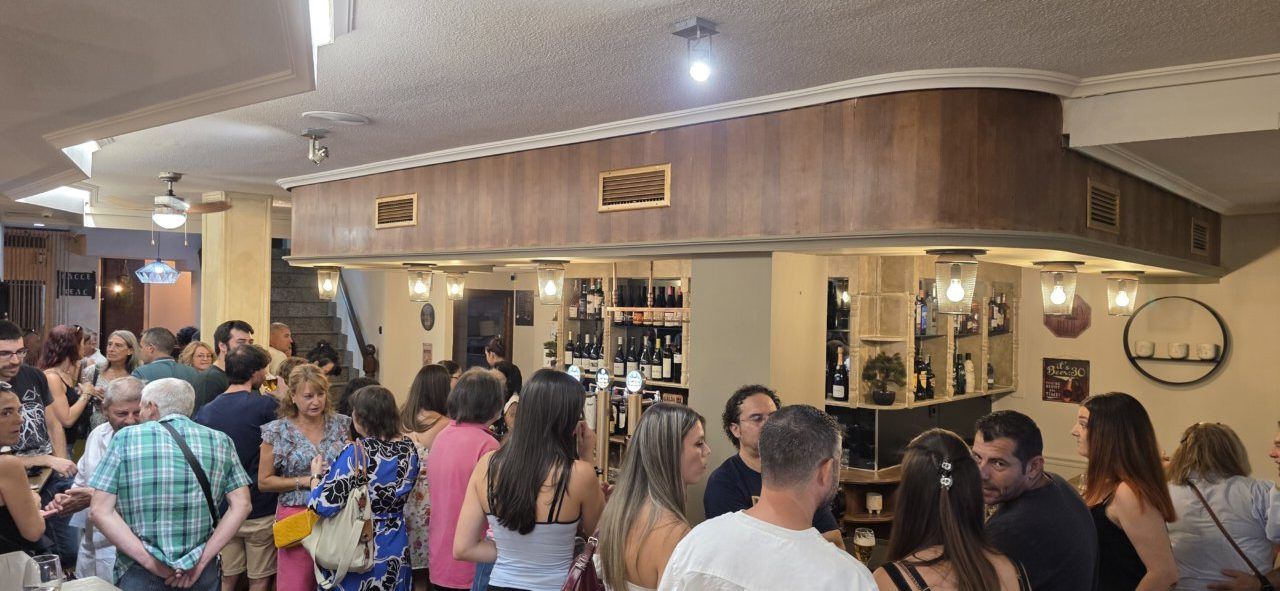 Asistentes disfrutando de un evento musical en la terraza Malumba de Ponferrada.
