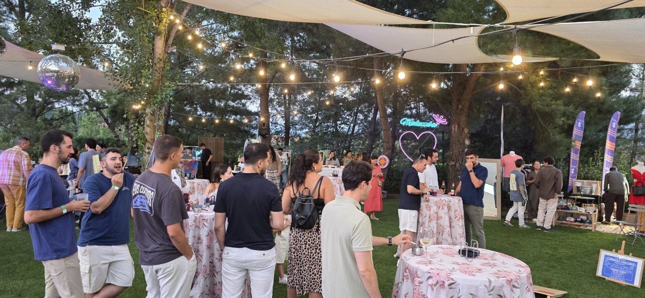 Evento de música y comercio local en la terraza Malumba de Ponferrada