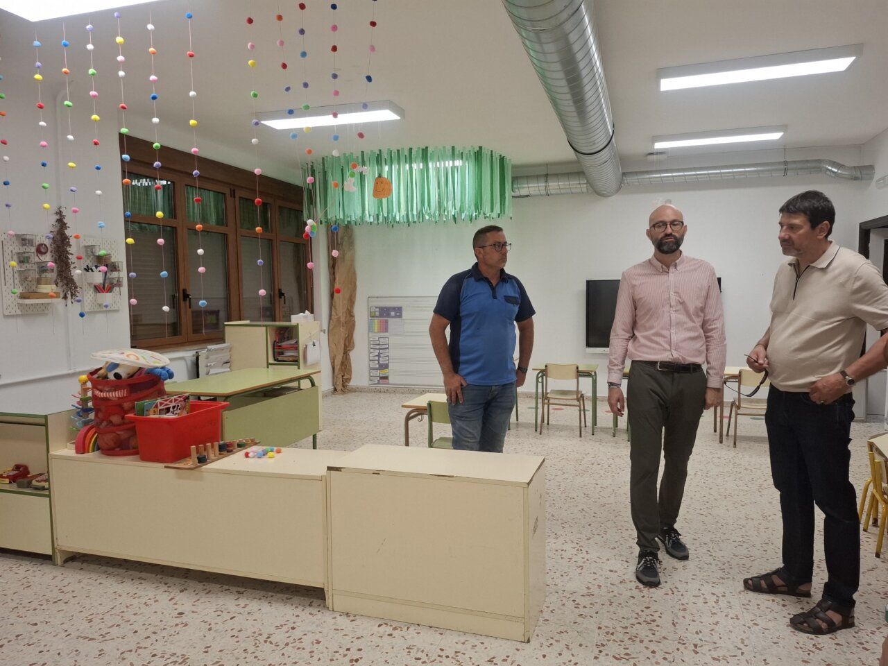 Visita a la rehabilitación del colegio público de Ventas de Albares con decoraciones coloridas.