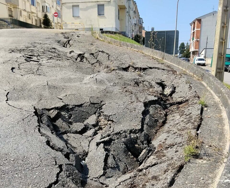 Estado deteriorado de la calle La Era con grietas visibles