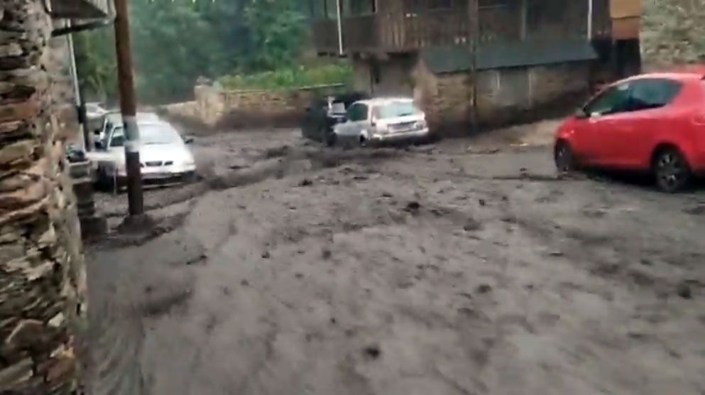 Riada en Manzanedo de Valdueza con vehículos cubiertos de barro