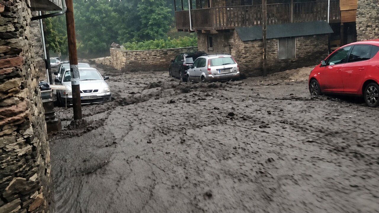 Riada en Manzanedo y Bouzas con coches atrapados en barro