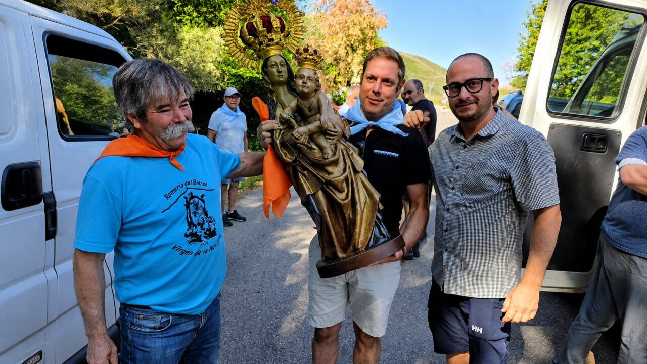 Participantes sosteniendo la imagen de la Virgen de la Aquiana en la romería