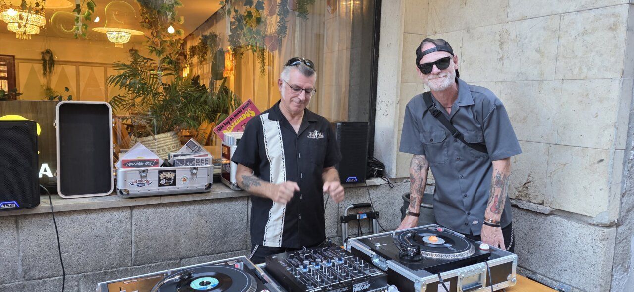 Dos DJs en la celebración del 38º aniversario de la Sala Tararí