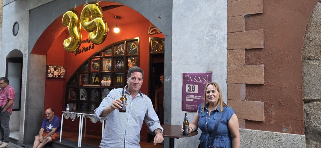 Celebración del 38 aniversario de la Sala Tararí con música y alegría.