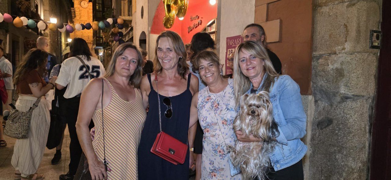 Grupo de personas sonriendo en la celebración del aniversario de la Sala Tararí
