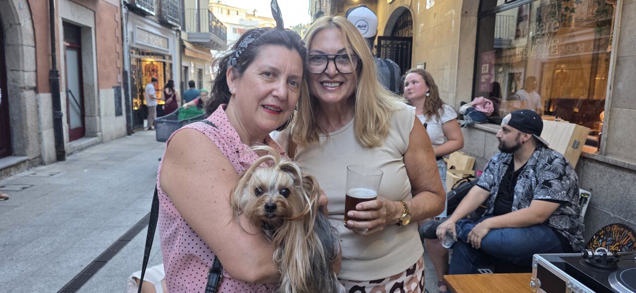 Dos mujeres sonrientes con un perro en la celebración del aniversario de la Sala Tararí