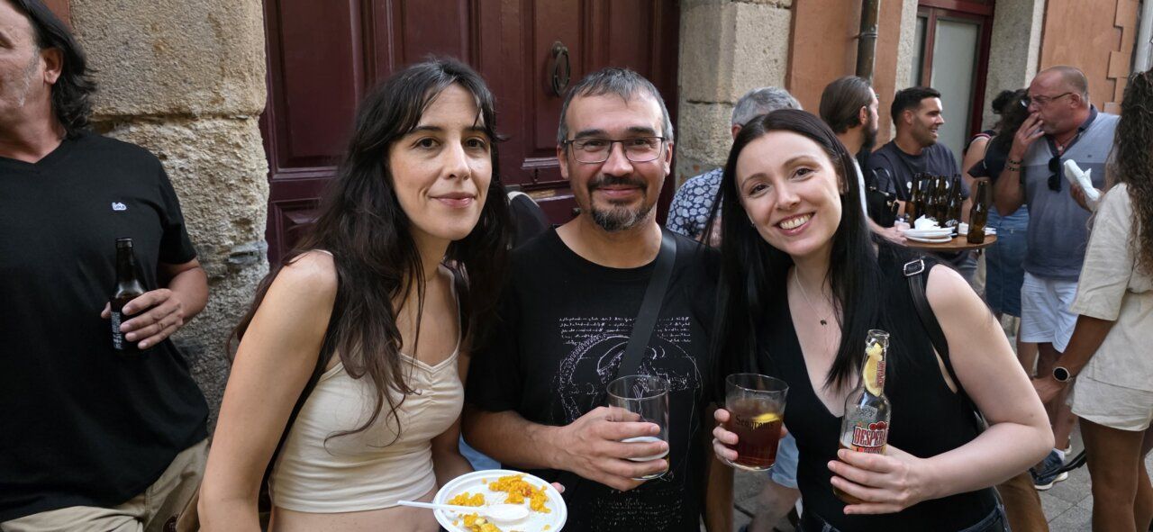 Grupo de personas disfrutando en la celebración del aniversario de Sala Tararí