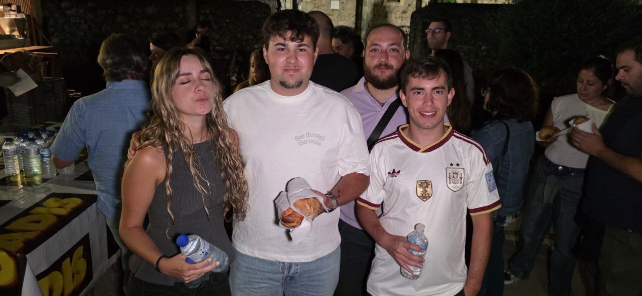 Grupo de personas disfrutando de bollos preñados en San Miguel de las Dueñas