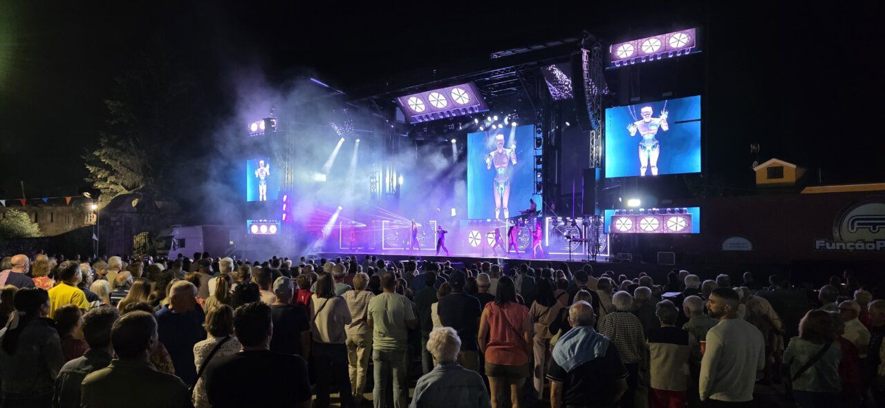 Actuación de la orquesta Função Públika en San Miguel de las Dueñas