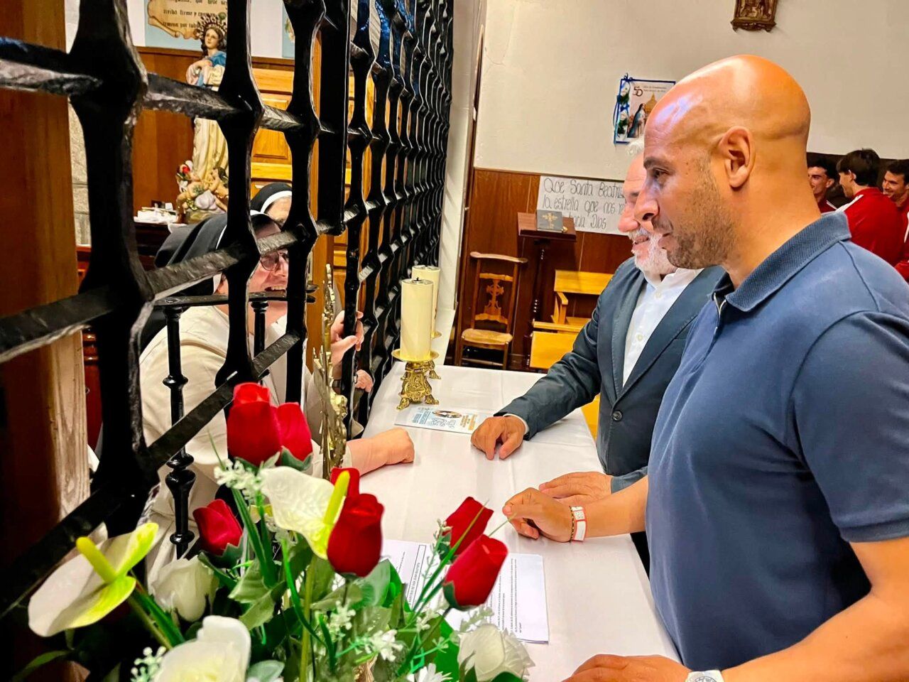 Jugadores de la SD Ponferradina en la ofrenda a la Virgen de la Encina