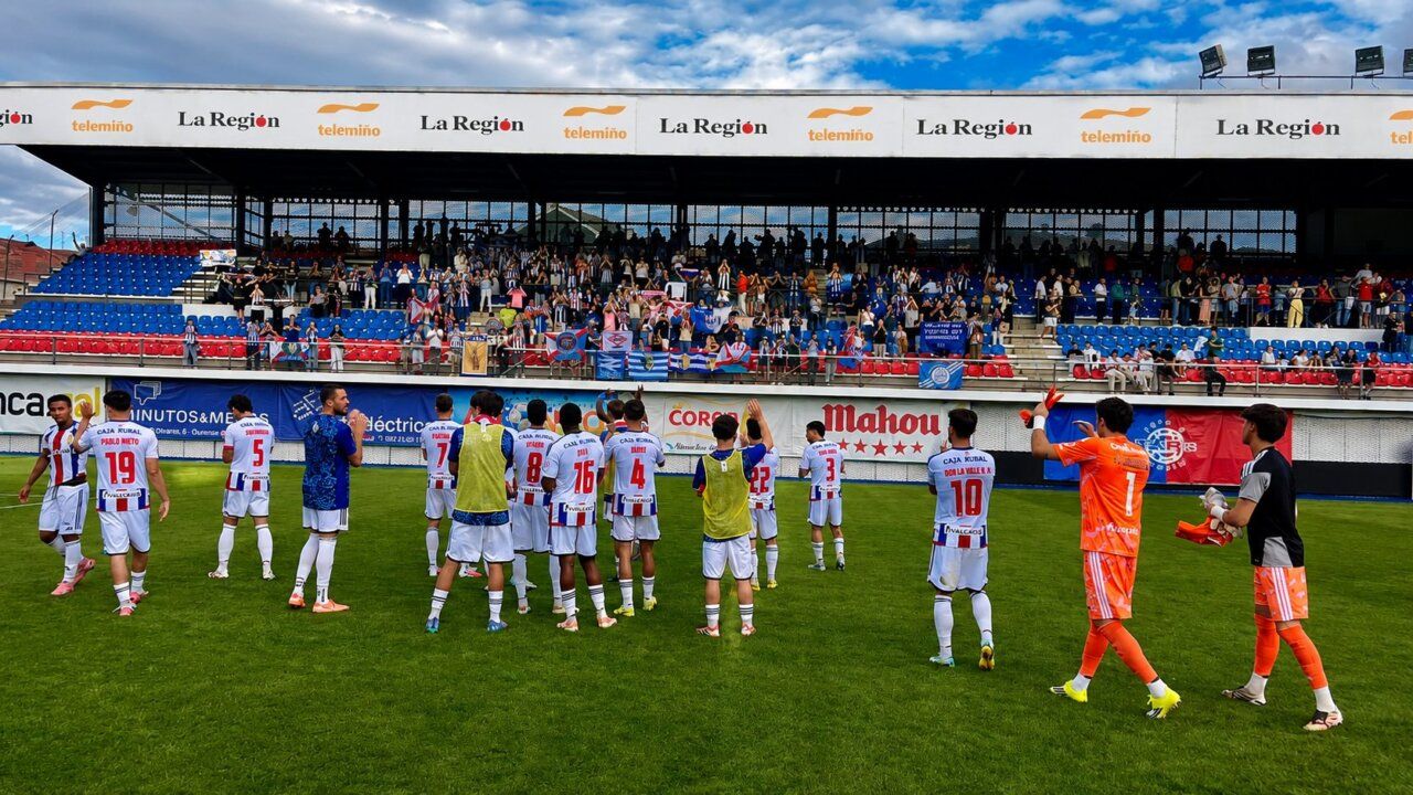 Jugadores de la SD Ponferradina celebrando con aficionados en el estadio