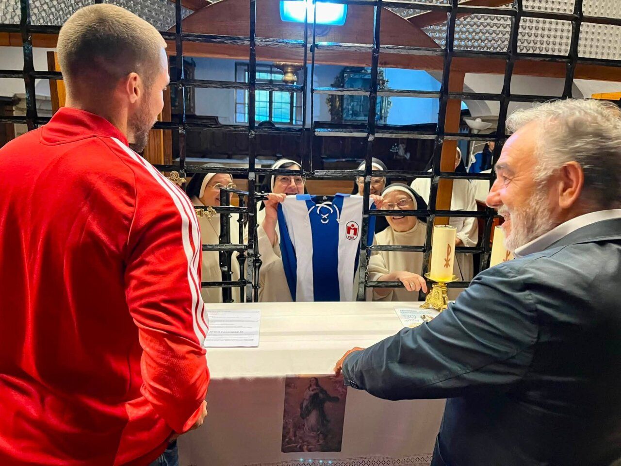 Jugadores de la SD Ponferradina durante la ofrenda a la Virgen de la Encina