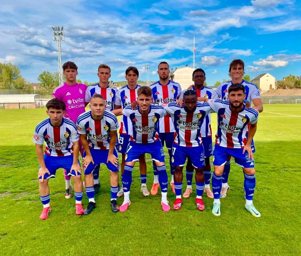 Equipo de la SD Ponferradina posando tras ganar el Trofeo Villarejo