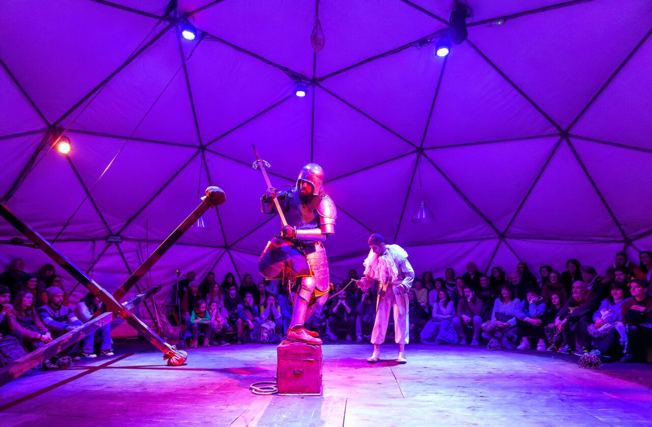 Espectáculo circense 'Duelo' en Ponferrada con actores y público