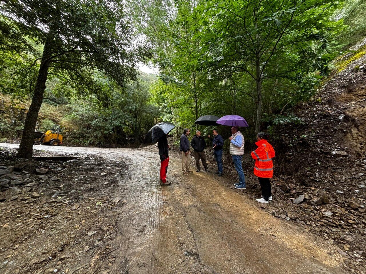 Visita de autoridades a las obras de emergencia en Carracedo de Compludo