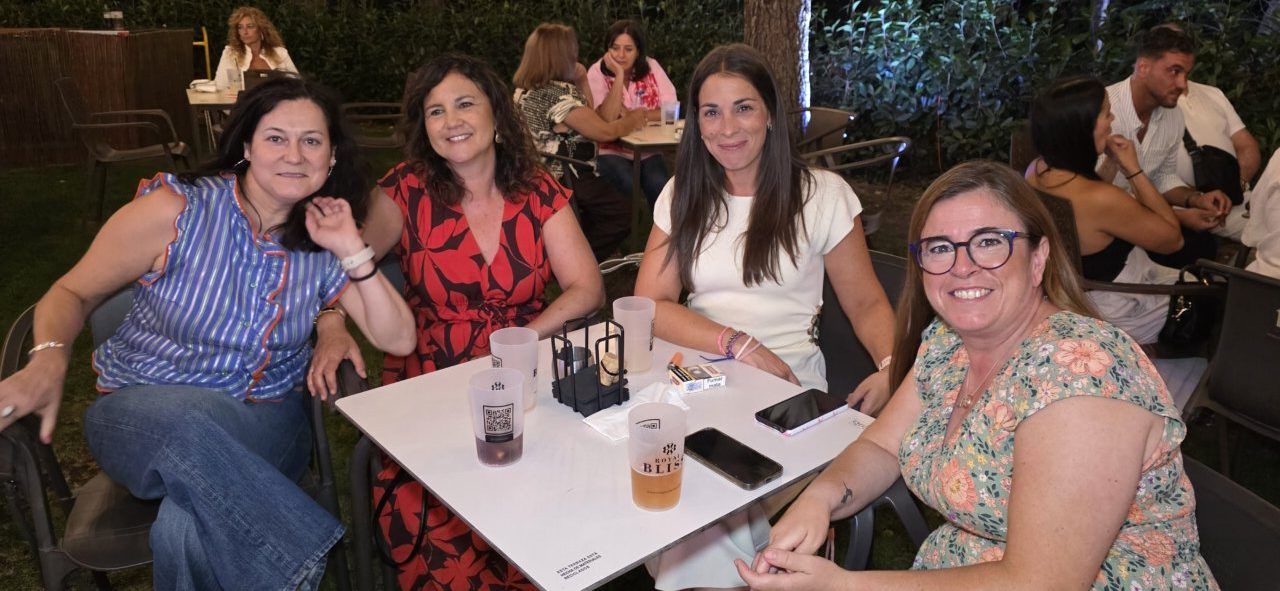 Cuatro mujeres disfrutando en la Terraza Malumba durante un homenaje