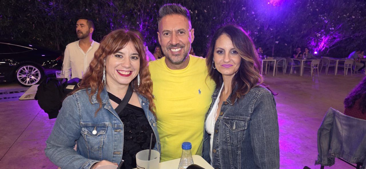 Grupo de personas sonriendo en la Terraza Malumba durante el homenaje a Ángela Show