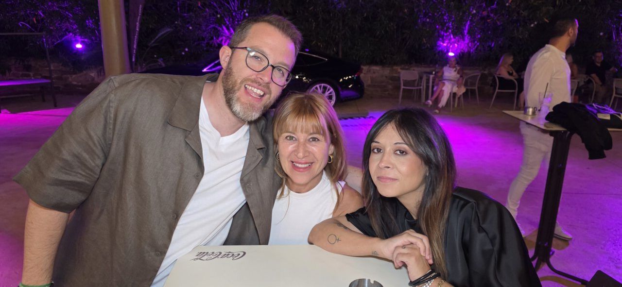 Tres personas posando en la Terraza Malumba durante el homenaje a Ángela Show