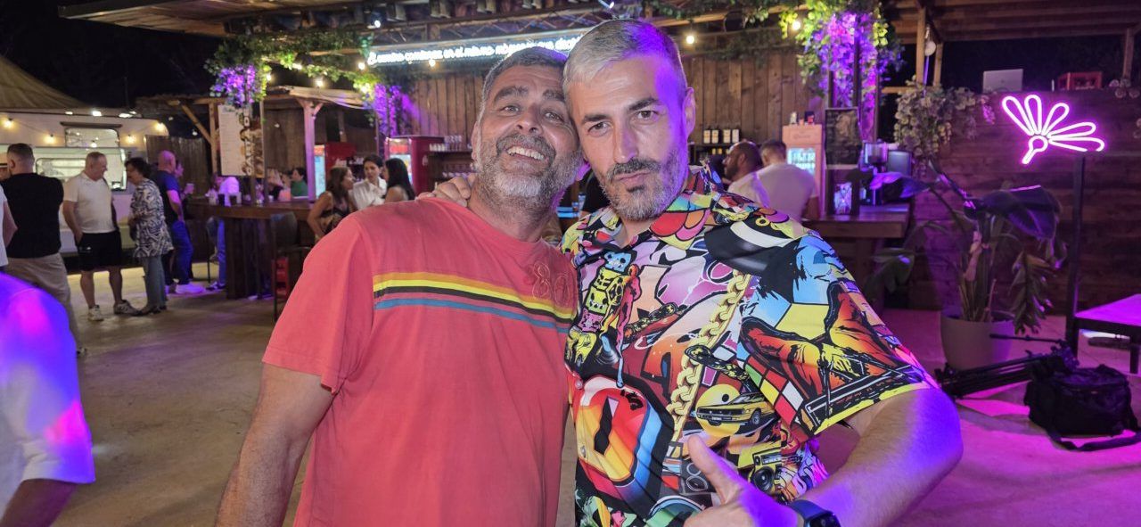Dos hombres sonriendo en la Terraza Malumba durante un homenaje
