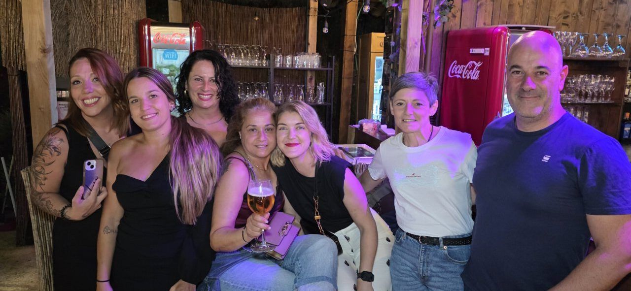 Grupo de personas disfrutando en la Terraza Malumba durante el homenaje a Ángela Show