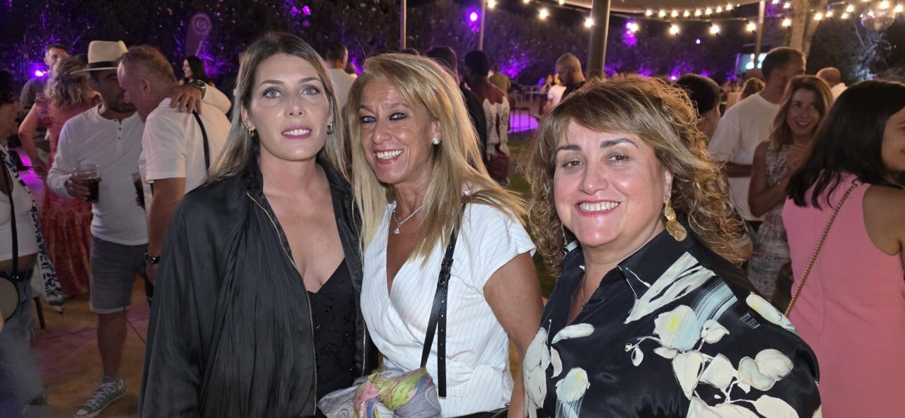 Personas disfrutando en la Terraza Malumba durante el homenaje a Ángela Show