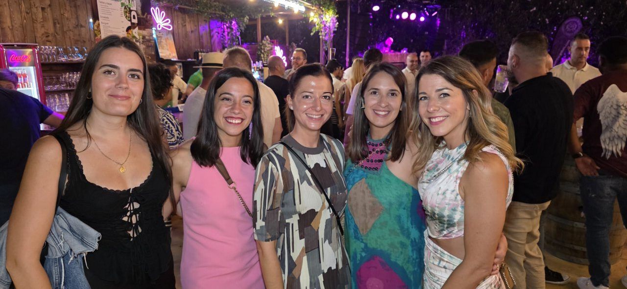 Grupo de amigas disfrutando en la Terraza Malumba durante el homenaje a Ángela Show.