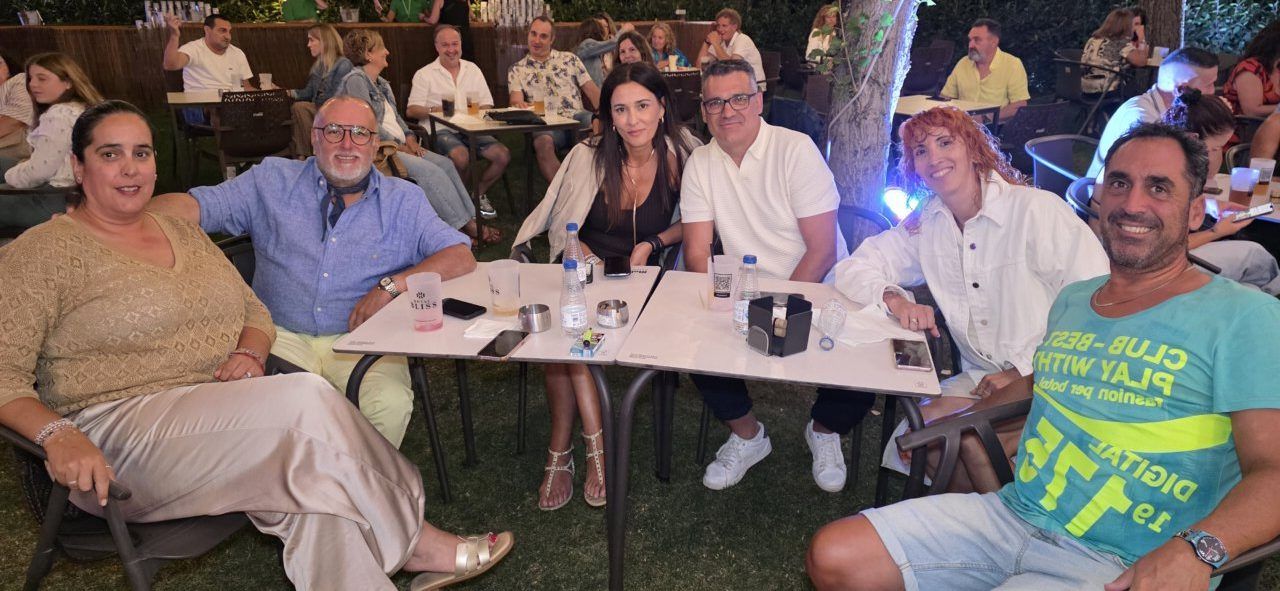 Grupo de personas disfrutando en la Terraza Malumba durante el homenaje a Ángela Show