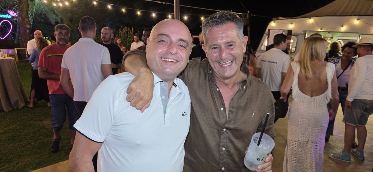 Dos hombres sonrientes en la Terraza Malumba durante el homenaje a Ángela Show