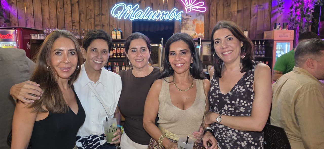 Grupo de mujeres disfrutando en la Terraza Malumba durante un homenaje