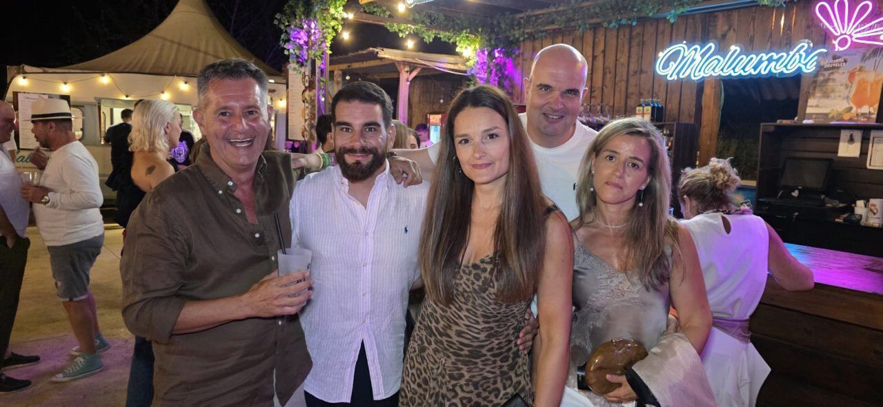 Grupo de personas disfrutando en la Terraza Malumba durante un homenaje a Ángela Show