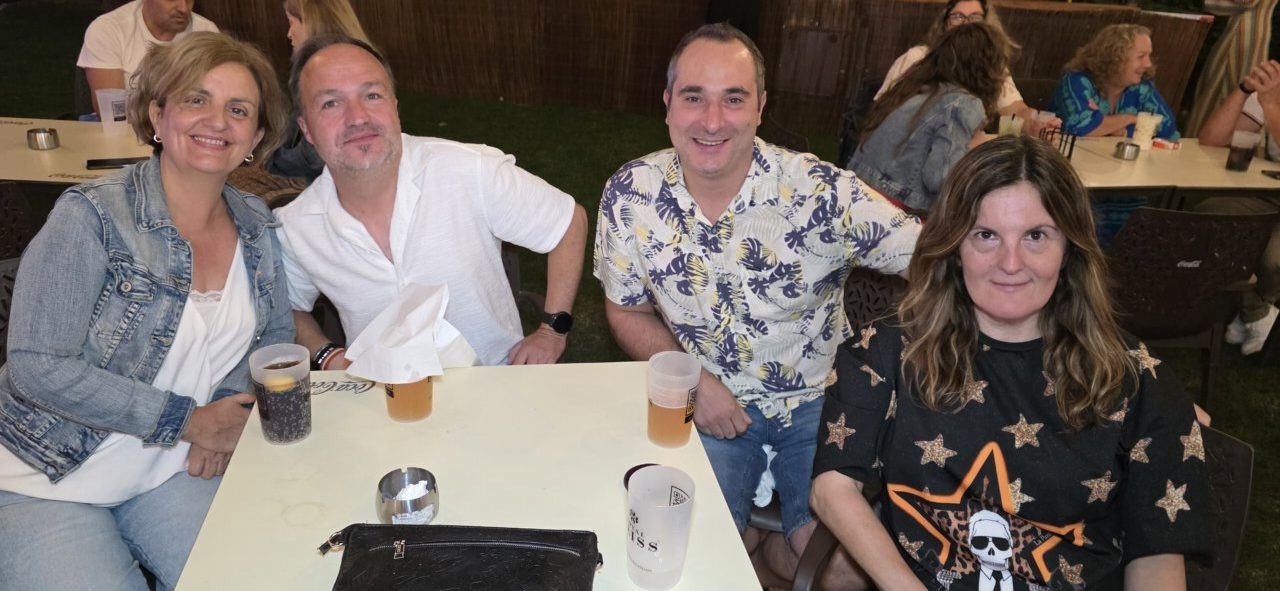 Grupo de amigos disfrutando en la Terraza Malumba durante un homenaje