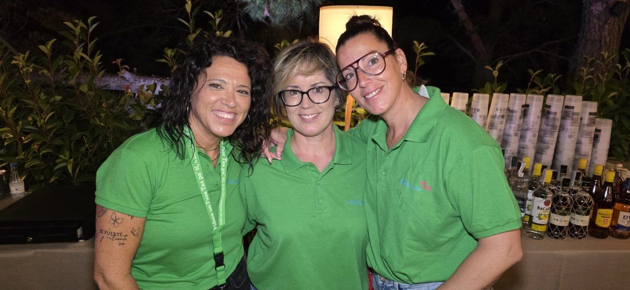 Tres personas sonrientes en la Terraza Malumba durante el homenaje a Ángela Show