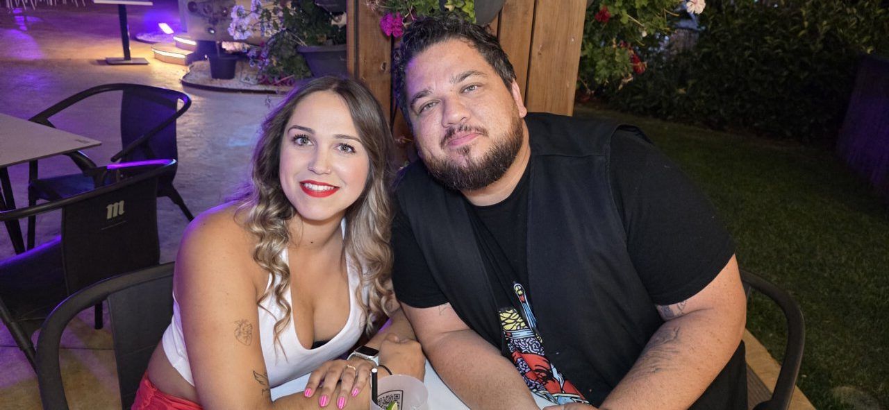 Pareja disfrutando en la Terraza Malumba durante el homenaje a Ángela Show