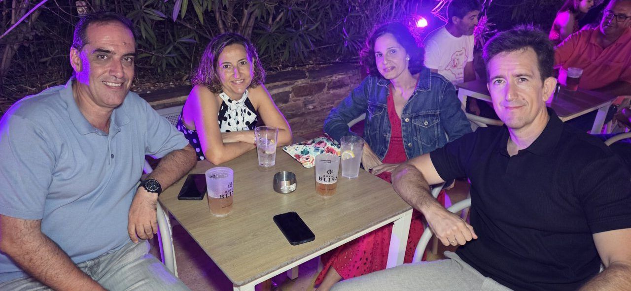 Grupo de amigos disfrutando en la Terraza Malumba durante el homenaje a Ángela Show