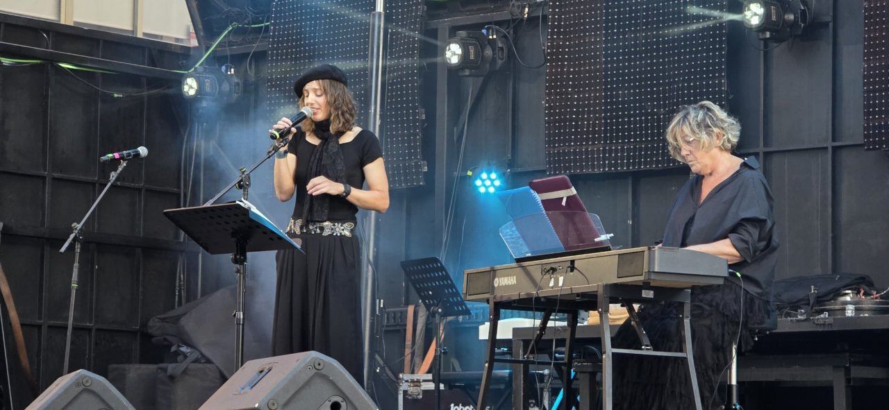 Actuación de The Duet en la Plaza Fernando Miranda durante las fiestas