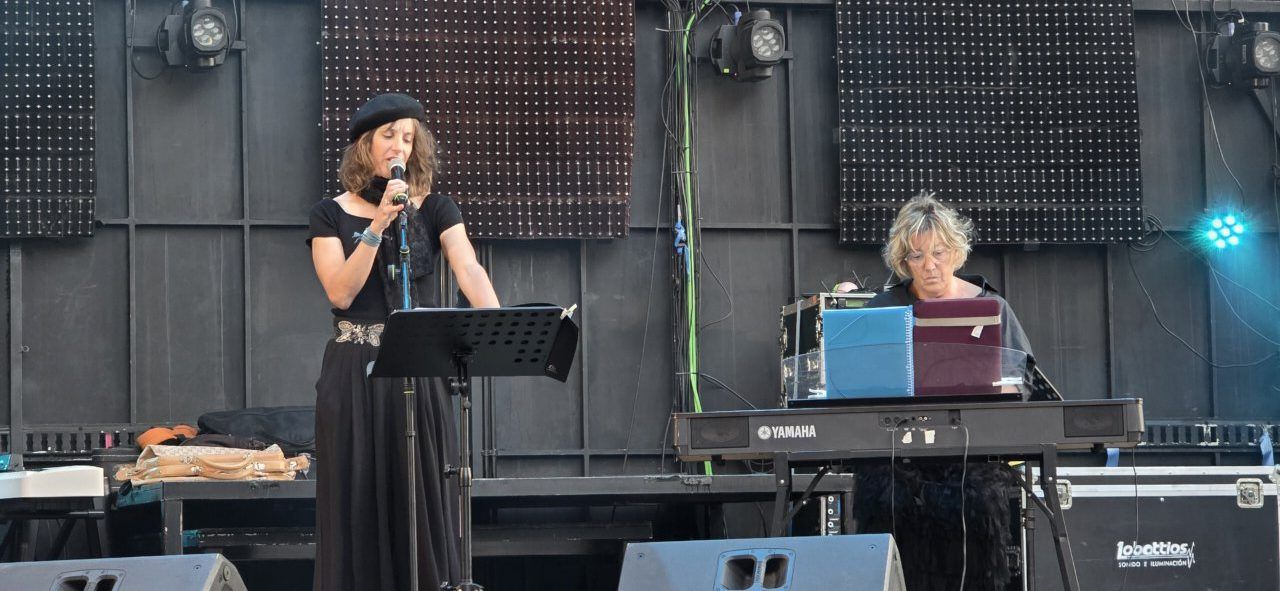 Actuación de The Duet en la Plaza Fernando Miranda durante las fiestas.