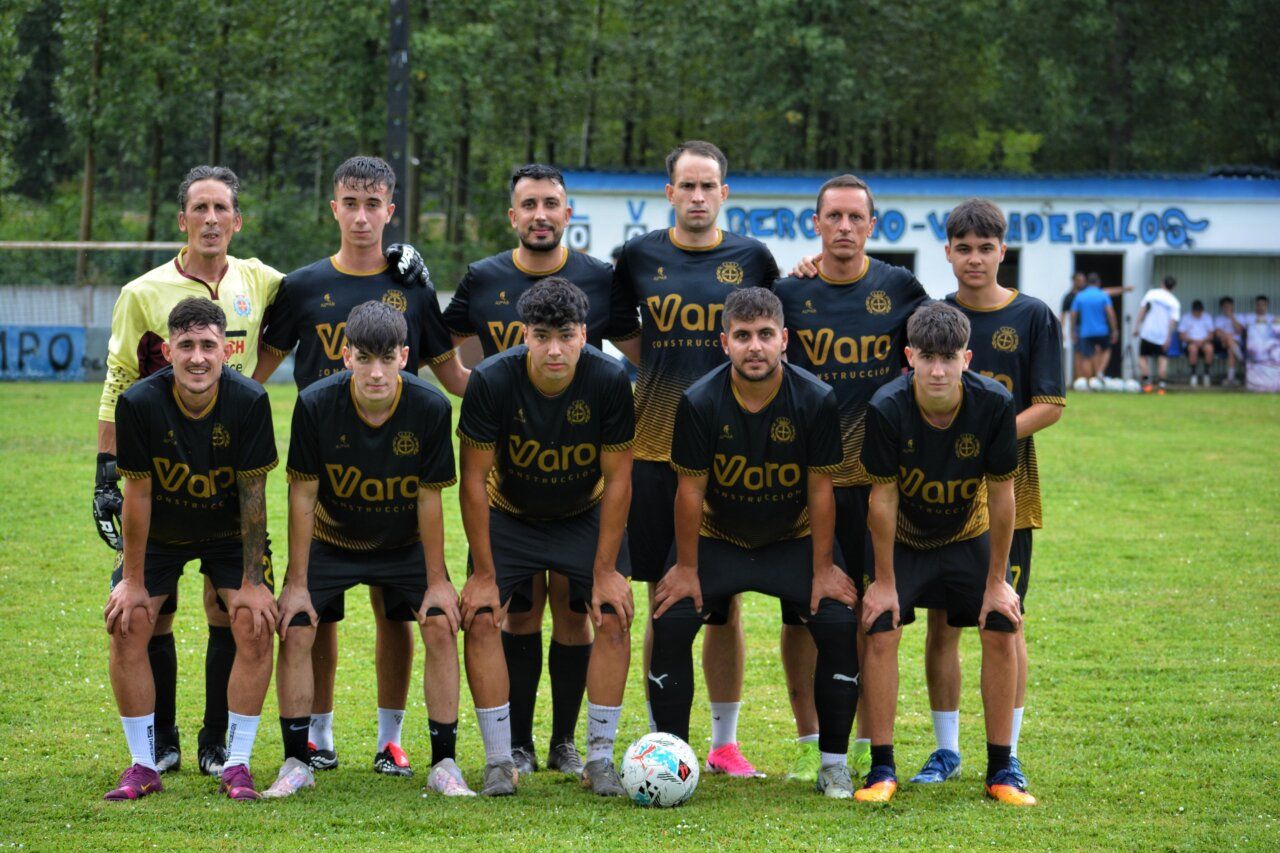 Equipo de fútbol C.D. Cubillos posando en el campo durante el torneo