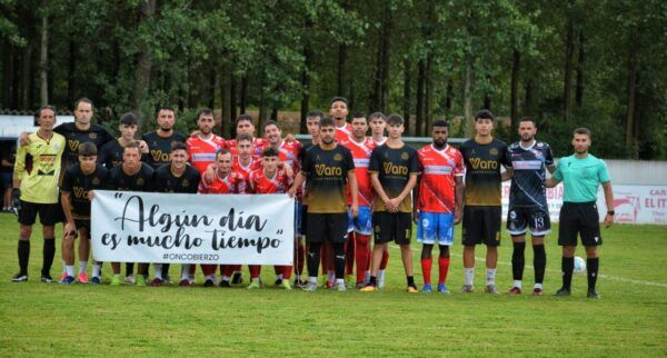 Equipos de fútbol posando con una pancarta en el torneo solidario