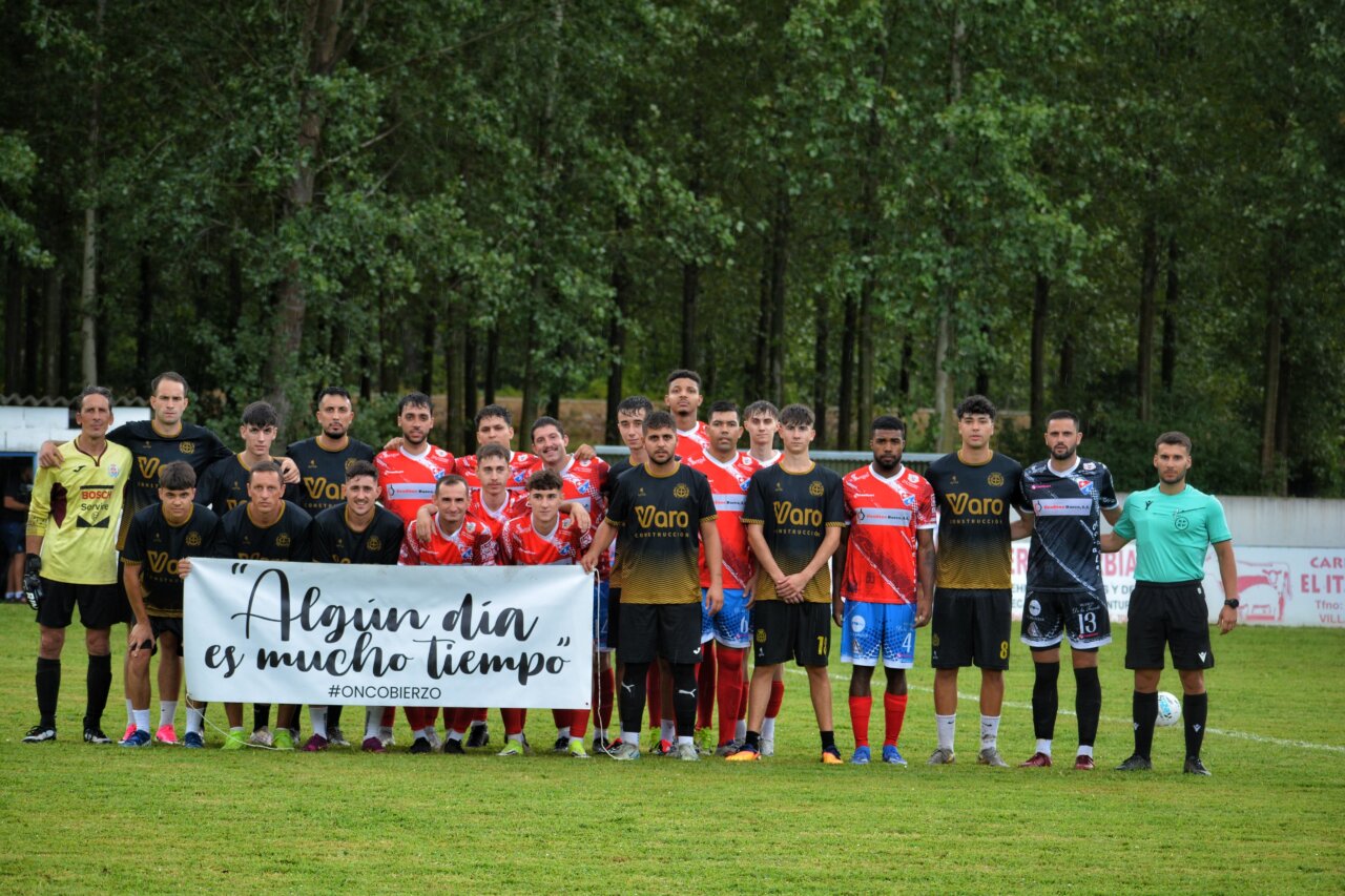 Equipos de fútbol posando con una pancarta en el torneo solidario