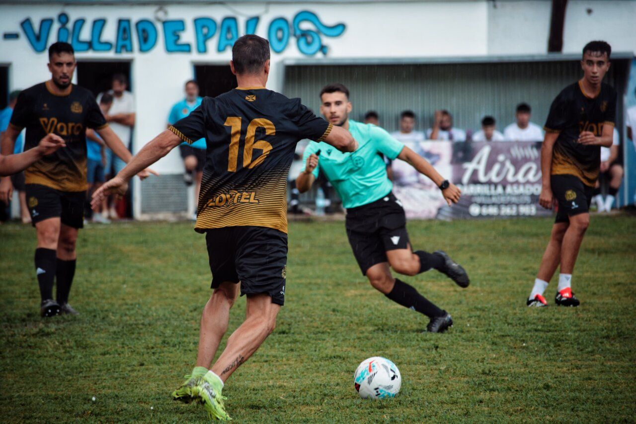 Jugadores compitiendo en el Torneo Solidario en Villadepalos