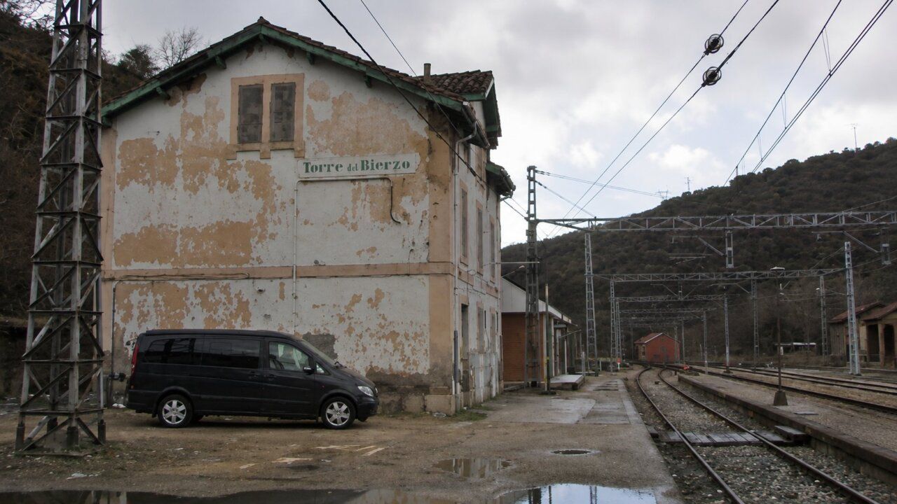 Edificio antiguo de la estación de Torre del Bierzo con un coche estacionado