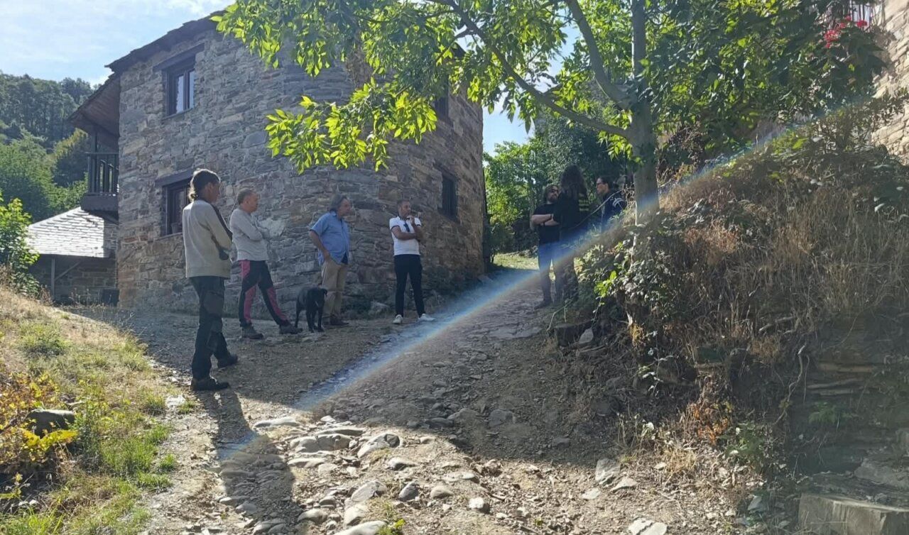 Grupo de personas trabajando en la carretera de Carracedo de Compludo