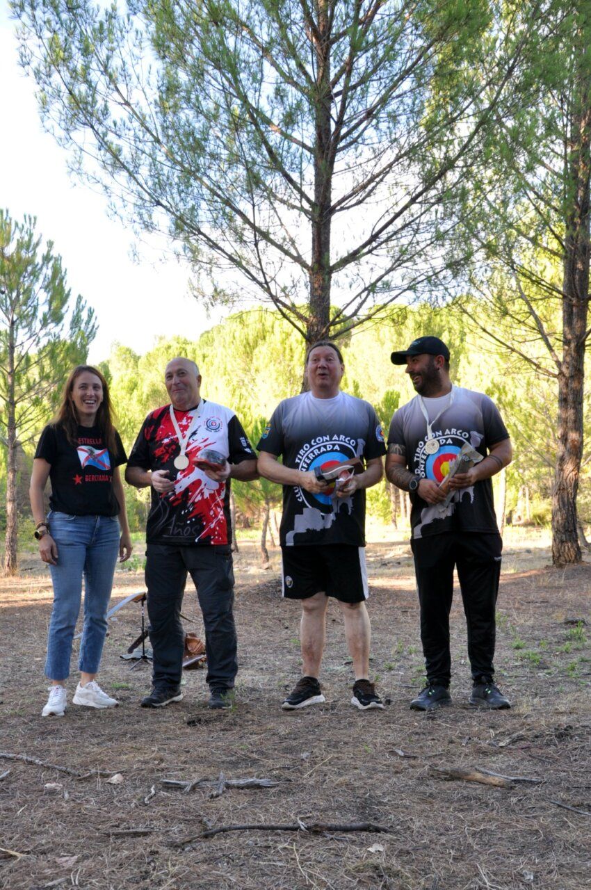 Participantes del Trofeo Social 3D en Ponferrada posando en el bosque