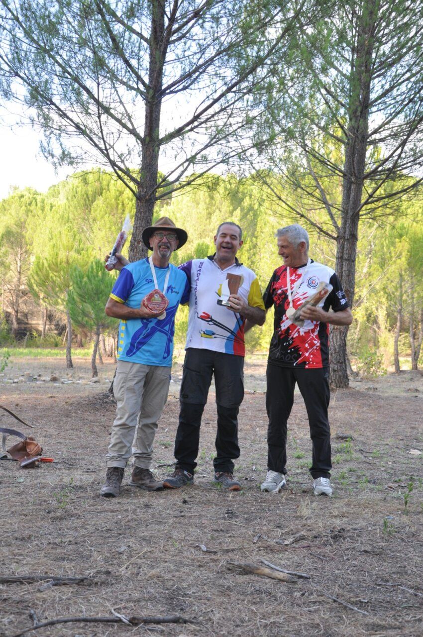 Tres arqueros posando con medallas en el Trofeo Social 3D Ciudad de Ponferrada