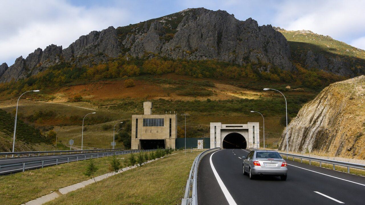 Vista del túnel del Negrón en la autovía A-66 con montañas al fondo.
