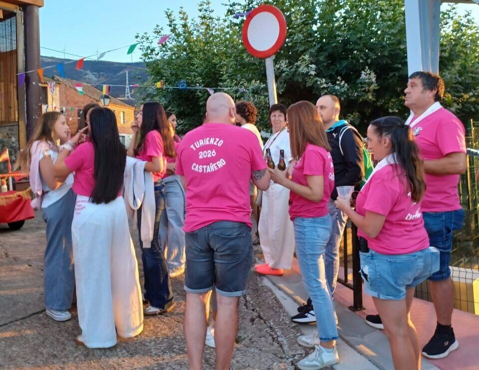 Grupo de personas en evento social en Turienzo-Castañero